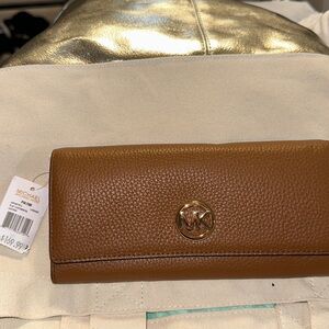 NWT Micheal kors tan leather Fulton large wallet holds 10 cards has zipper coin